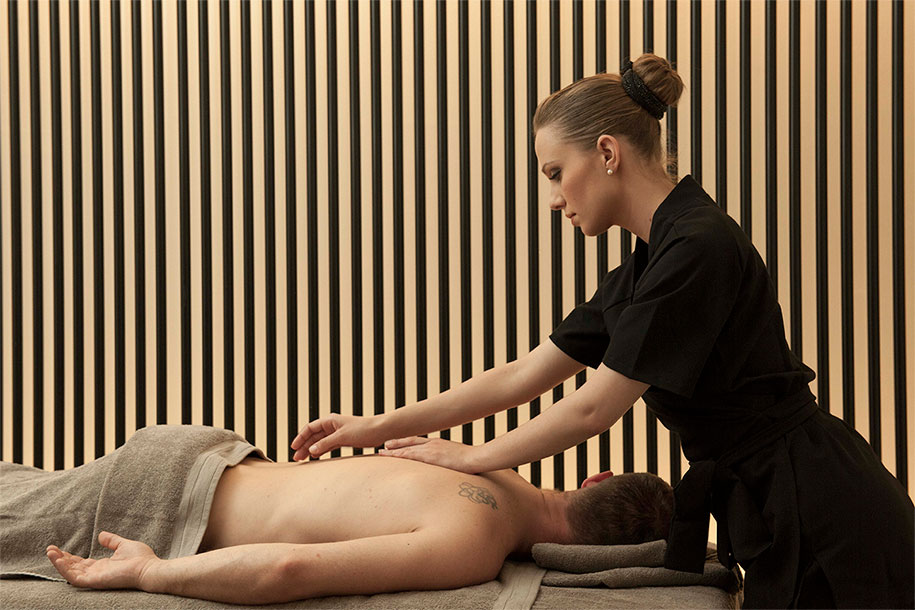 Une femme entrain de masser un homme